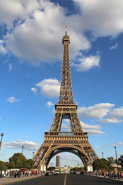 Grande Torre Eiffel Rua Com Poucos Carros Paris França — Fotografia de Stock