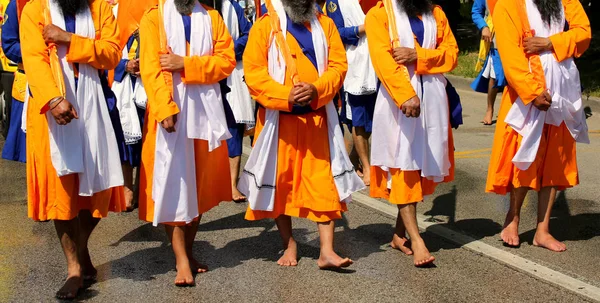 Sikh Soldiers Dressed Traditional Orange Clothes March Barefoot Religious Celebration — Stock Photo, Image