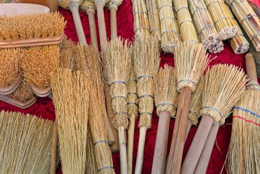 birçok fırçalar ve sorgum yerel pazar stand Satılık içinde küçük süpürgeler