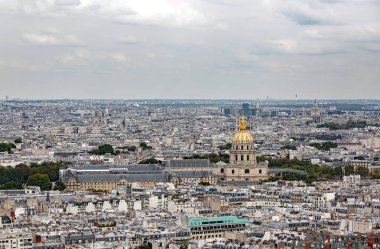 Les Invalides anıtın altın kubbesi ile Notre Dame Basilica üzerinden Paris Panoraması