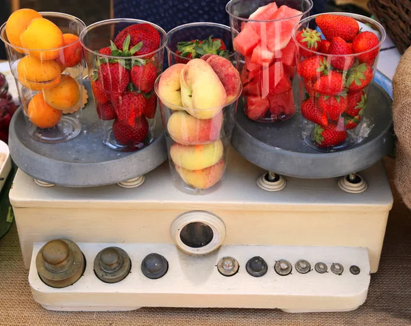 Vintage Schalen Met Gevulde Glazen Verse Abrikozen Aardbeien Perziken Komkommer — Stockfoto