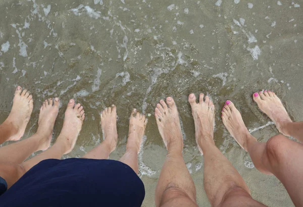 Blote Voeten Het Strand Gebaad Door Branding Van Zee — Stockfoto