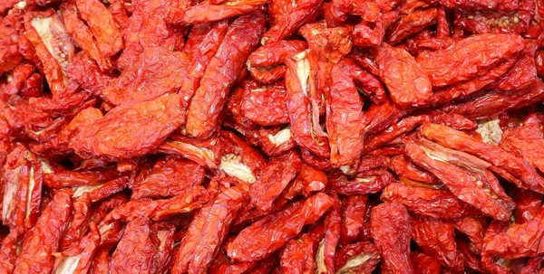 Bakgrunnen Til Røde Sutørkede Tomater Som Skal Selges Fruktmarkedet – stockfoto