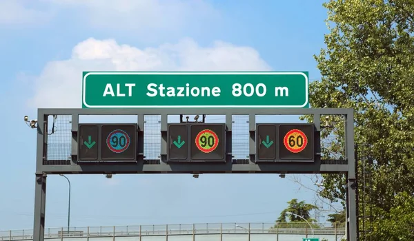 Sinais Trânsito Italianos Auto Estrada Texto Significa Stop Station 800 — Fotografia de Stock