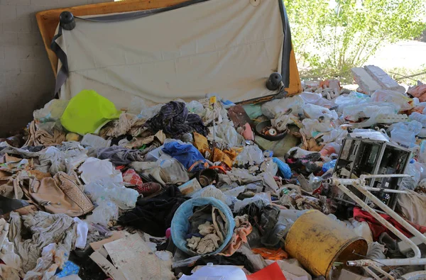 Lugar Abandonado Lleno Suciedad Residuos Con Trapos Material Utilizado Por — Foto de Stock