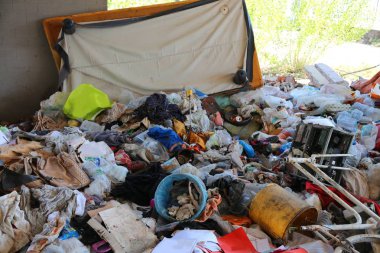 Çöp ve Evsizler barınağı çok pis şeyler