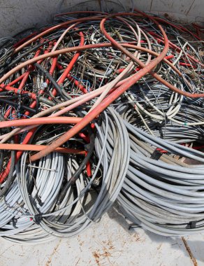 Elektrik kabloları yüksek gerilim kabloları ve telleri kapsayıcısında çok kullanılan