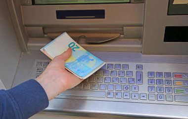 Beyaz çocuk Avrupa para Atm alır.