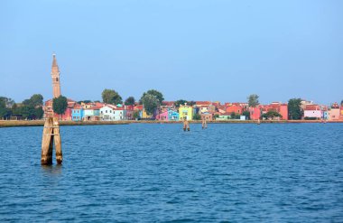 Bell ve Venedik İtalya yakınındaki çok renkli evleri ile Burano adası
