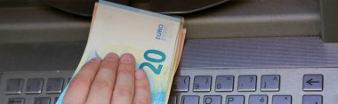 El Atm veya bankamatik Avrupa'nın Avrupa banknotlar alır
