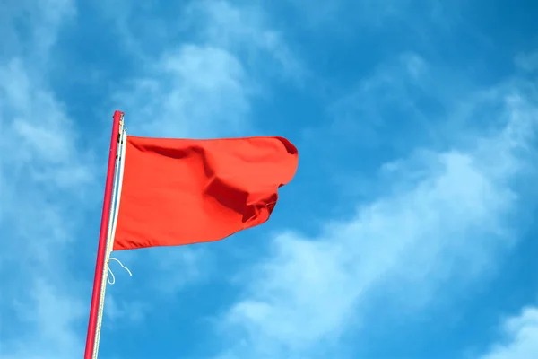 Grande Bandeira Vermelha Acenando Vento Com Fundo Céu Azul Algumas — Fotografia de Stock