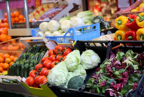 Lådor Fylld Med Färsk Frukt Och Grönsaker Till Salu Grönsakshandlares — Stockfoto