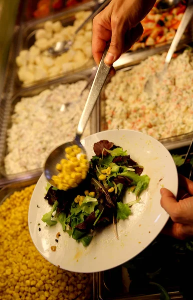 Kunde Eines Selbstbedienungsrestaurants Serviert Sein Gericht Mit Mais Und Salat — Stockfoto