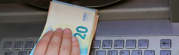 Handen Tar Europeiska Sedlar Atm Eller Bankomat Europa — Stockfoto