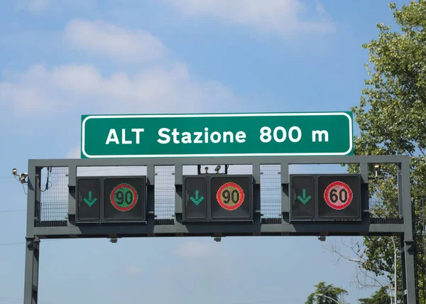 Sinais Trânsito Italianos Estrada Texto Significa Stop Station 800M Você — Fotografia de Stock