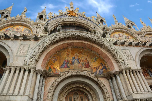 イタリア ベニスと背景に青空の素晴らしいモザイクにてサンマルコ大聖堂のメインドア — ストック写真