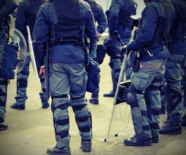vintage etkisi ile şehirde ayaklanma sırasında üniformalı birçok polis
