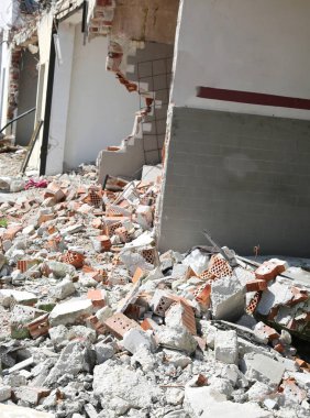 Moloztaşlar afet sonra yıkılan evin