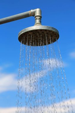 yıkamak için su ve mavi gökyüzü arka plan ile büyük duş