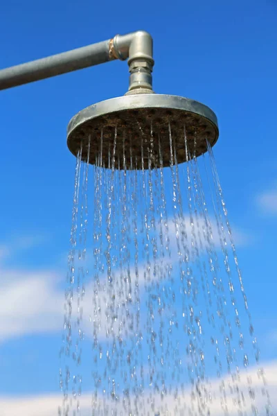 Velký Sprchový Kout Vodou Pozadí Modré Oblohy — Stock fotografie
