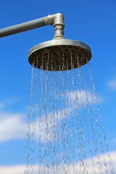 Grande Chuveiro Com Água Para Lavar Fundo Céu Azul — Fotografia de Stock