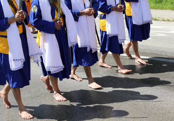 Viele Sikh Männer Ohne Schuhe Unterwegs Während Einer Religiösen Zeremonie — Stockfoto