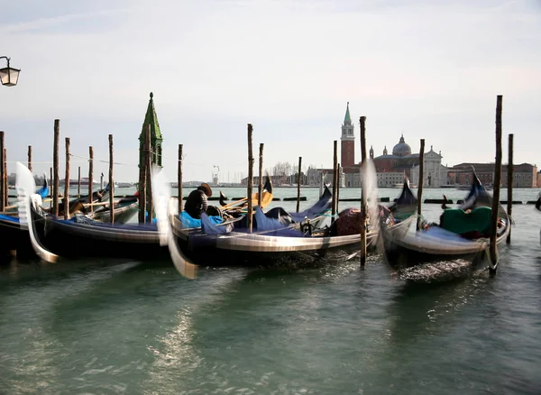 Três Gôndolas Movidas Veneza Itália Com Efeito Longa Exposição — Fotografia de Stock