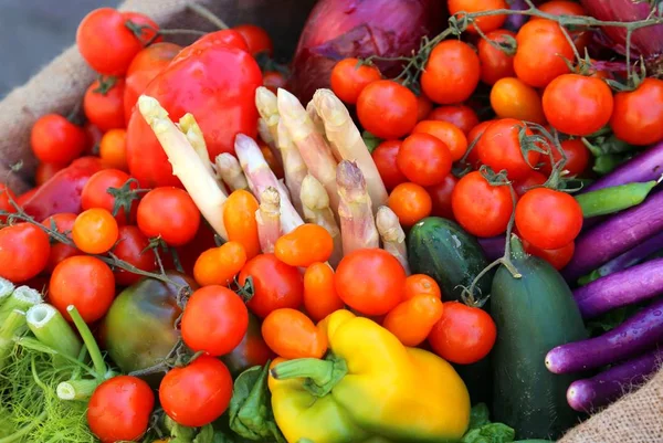 Укроп Красных Помидоров Свежие Овощи Продажи Местном Рынке — стоковое фото