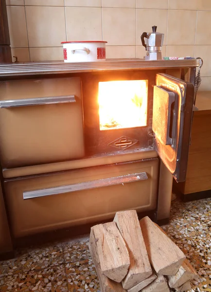 Ancien Poêle Bois Intérieur Une Cuisine Maison Avec Feu — Photo