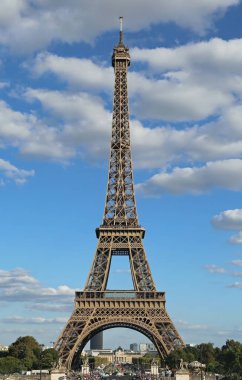 Eyfel Kulesi ile mavi gökyüzü ve bulutlar Trocadero görünümünü bahçeleri Paris'te Fransa