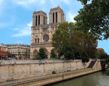 Notre Dame de Paris Bazilikası Fransa ve Seine Nehri