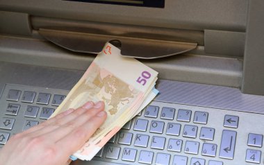 Avrupa bir Atm ve bir çocuğun el kadar para