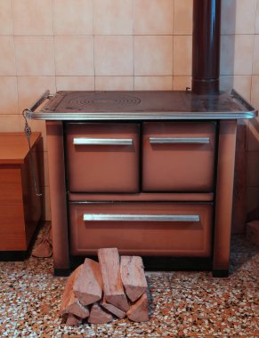 Eski dökme demir ahşap dağ kabin mutfak sobası