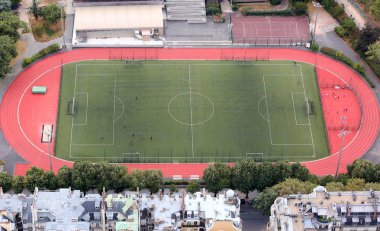 spor mekan koşu parkuru ve futbol sahası yukarıda