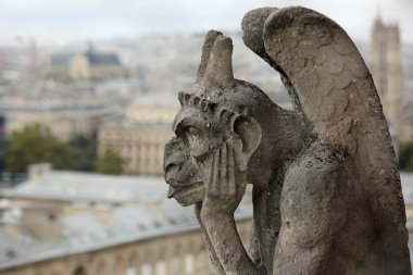düşünme şekil denilen Chimera veya grotesk Paris'te çan kulesi Basilica Notre Dame üzerinden