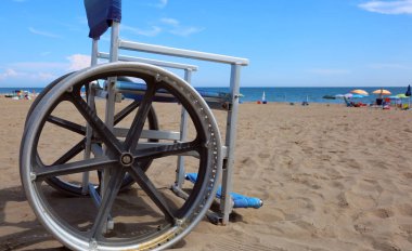 Tekerlekli sandalye ile büyük tekerlek sahilde yaz aylarında taşımak için alüminyum