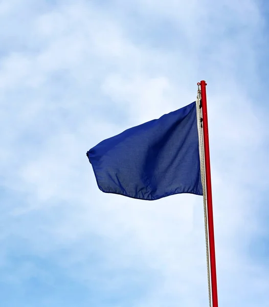 Ondulaciones Bandera Azul Cielo Azul Este Símbolo Contaminación Esta Área — Foto de Stock