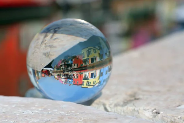 Stor Glaskula Med Bilden Färgglada Husen Burano Nära Venedig Italien — Stockfoto