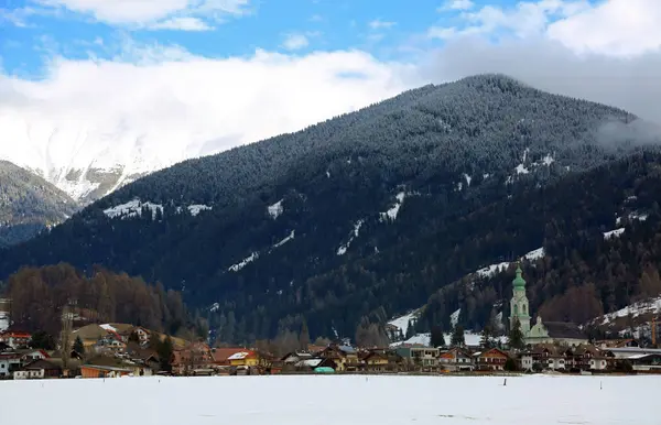 Dobbiaco 的全景在意大利和在背景雪覆盖的山 — 图库照片