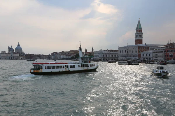 Tekne Saint Mark Yüksek Çan Kulesi Manzarası Venedik Talya Formu — Stok fotoğraf