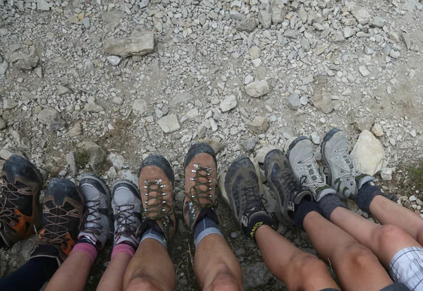 Relax Cinq Personnes Avec Dix Bottes Légères Montagne Été — Photo