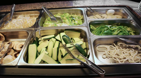 Syrovou Zeleninu Podložkách Čínské Restaurace Samoobsluhou — Stock fotografie