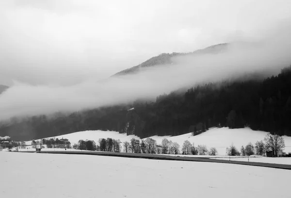 Χειμερινό Τοπίο Βουνά Και Λευκό Χιόνι Και Ομίχλη — Φωτογραφία Αρχείου