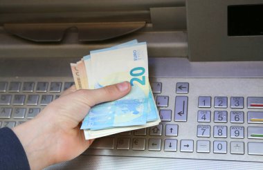 Atm de birçok Euro banknot