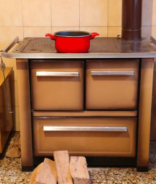 ahşap küçük ev ve kırmızı bir pot mutfak soba yakma