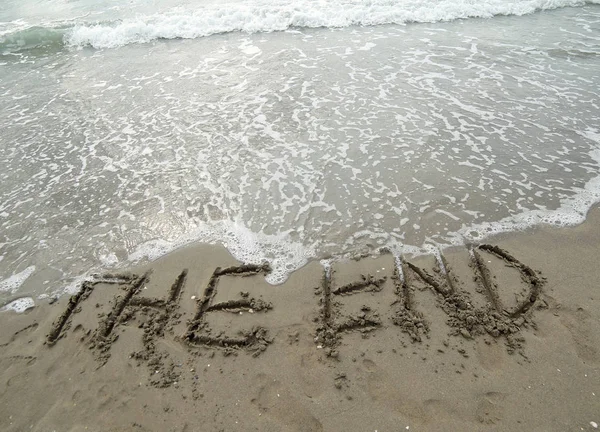Velký Text End Který Odstraněn Vlnou Moře Písečné Pláži — Stock fotografie