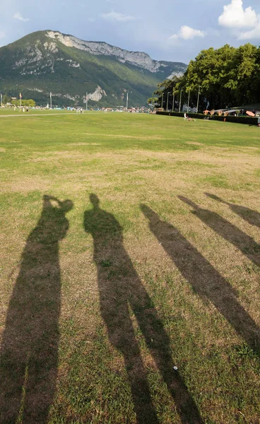 公共公园五人家庭的影子 — 图库照片