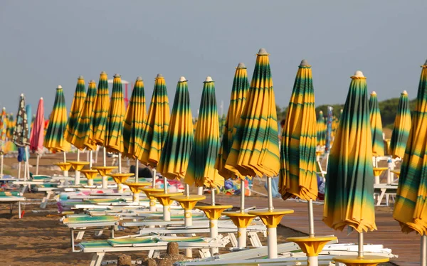 Viele Geschlossene Sonnenschirme Strand Warten Auf Urlauber — Stockfoto