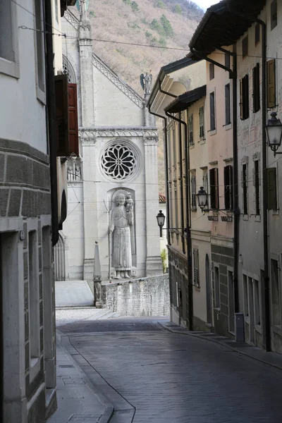 Wąska Ulica Katedry Miasta Nazwie Gemona Del Friuli Włochy — Zdjęcie stockowe
