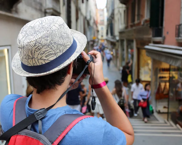 Jovem Fotógrafo Com Câmera Digital Tira Fotos Turista Uma Rua — Fotografia de Stock